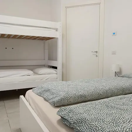 아파트 And Claudia Augusta *